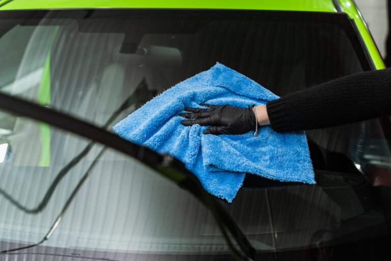 polishing-auto-glass-with-blue-microfiber-cloth-p-2026-02-01-05-26-10-utc